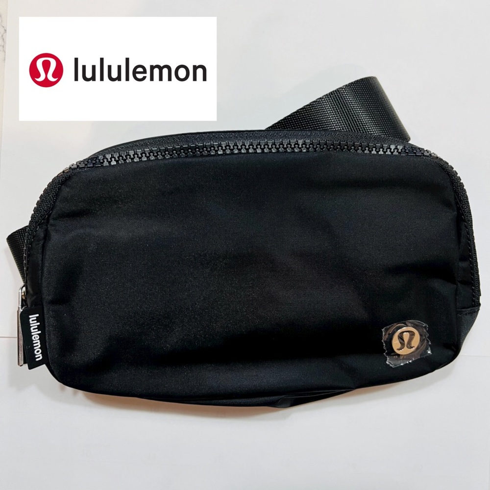 Lululemon Everywhere Belt Bag in Black